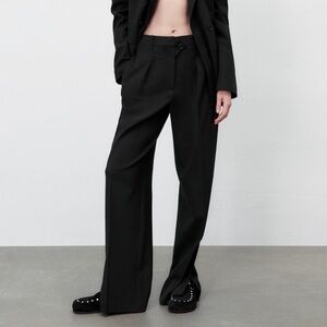 High waisted pleated pants. Black.